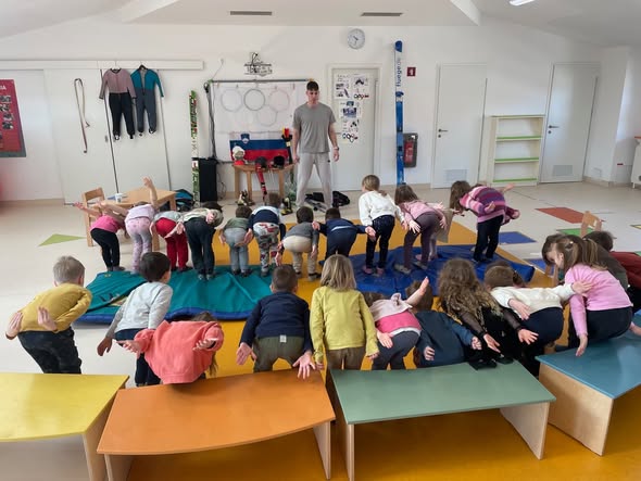 Smučarske skoke smo predstavili v ljubljanskem vrtcu